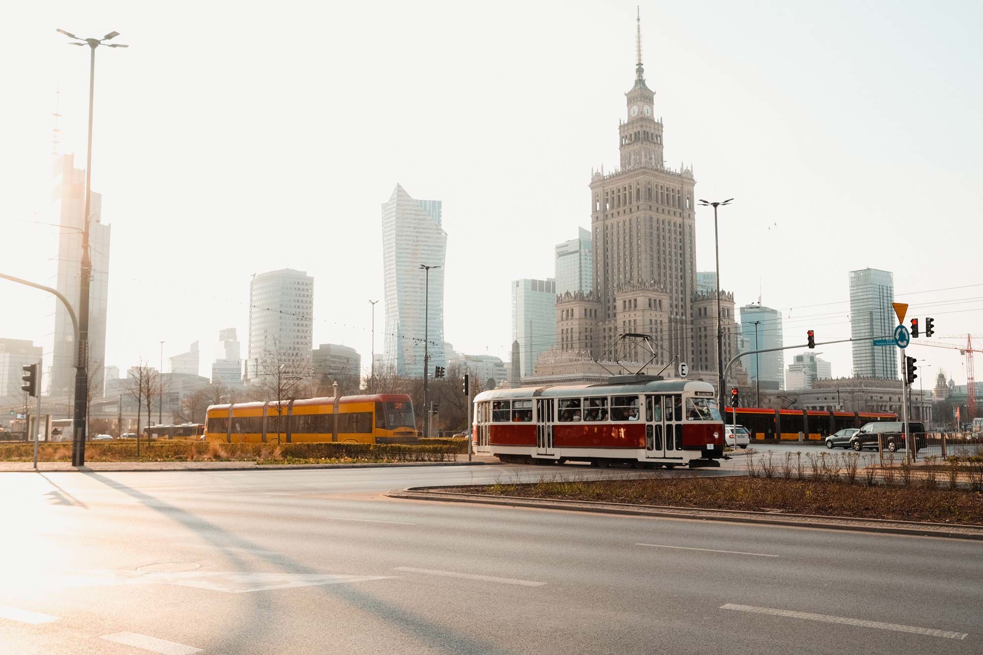 Tramwaje przejeżdżające obok Pałacu Kultury i Nauki w centrum Warszawy